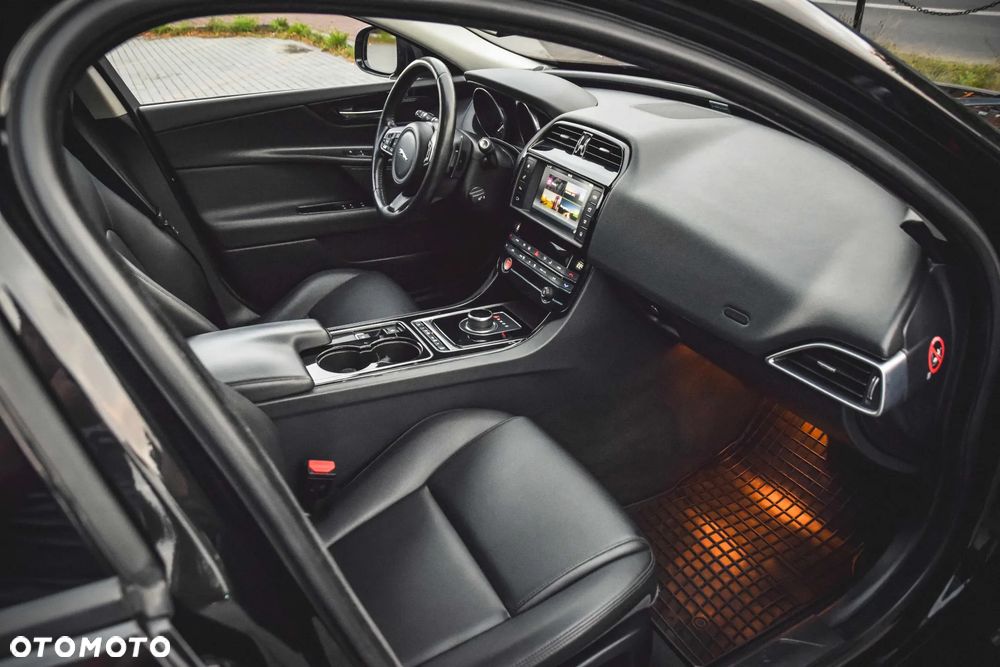 Jaguar XE 2.0 T R-Sport - 24