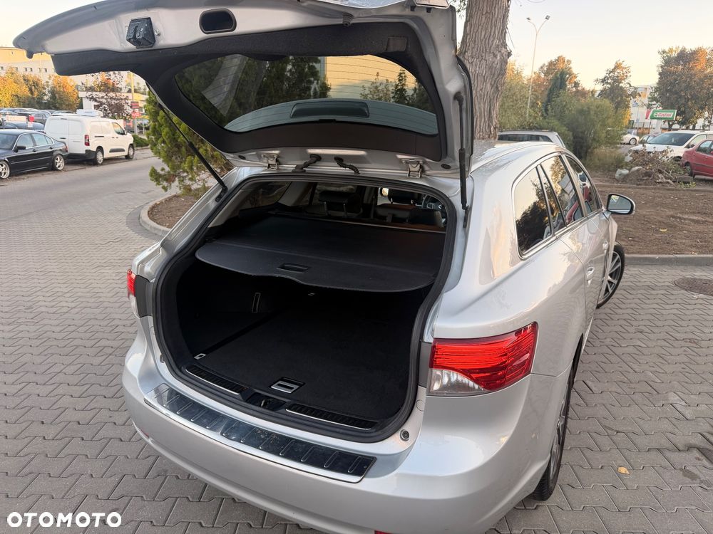 Toyota Avensis 1.8 Sol plus NAVI - 16