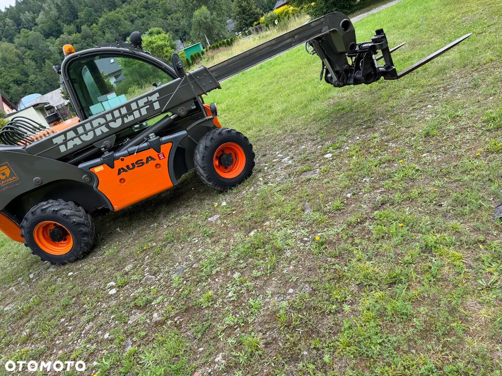 Ausa T204 H. JAPOŃSKA Ładowarka Teleskopowa 4,2 metra Wysuw. Udźwig 2,2 tony. Rozsuwanie wideł HYDRAULICZNE.  Maszyna Jak Nowa z Salonu. Pochodzi z Gospodarstwa Norweskiego! 2017rok. przebieg tylko 3800mtg. Silnik Kubota 4cylindry!  ZERO ZUŻYCIA ORYGINAŁ.  Ani Deka luzów i wycieków. Aktualna DEKRA BMWT. Bardzo mały i zgrabny sprzęt o potężnej wydajnośći. Opony Nowe! Szybka wolna jazda. 3 tryby skrętu! Pełne sterowanie z dżojstika! Wersja Norweska! Kilka dodatkowych wyjść Hydraulicznych! Jazda Hydrostatic Wielka Okazja - 16
