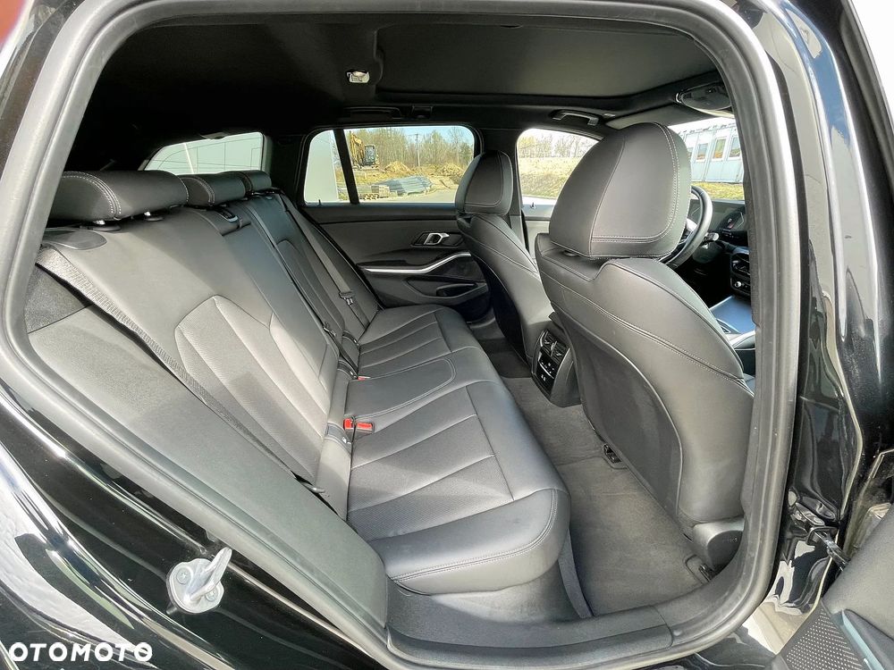 BMW Seria 3 320d xDrive MHEV M Sport sport - 23