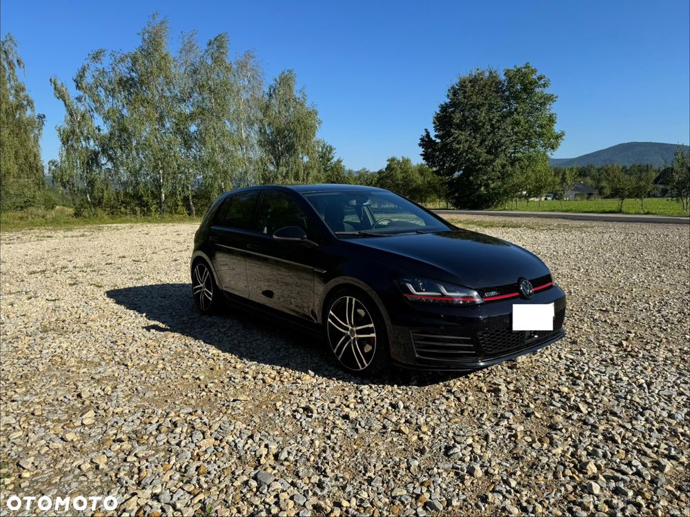 Volkswagen Golf - 1