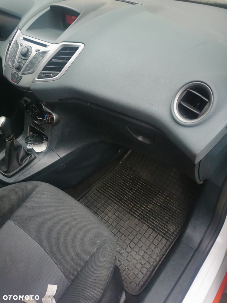 Ford Fiesta 1.4 Trend - 14