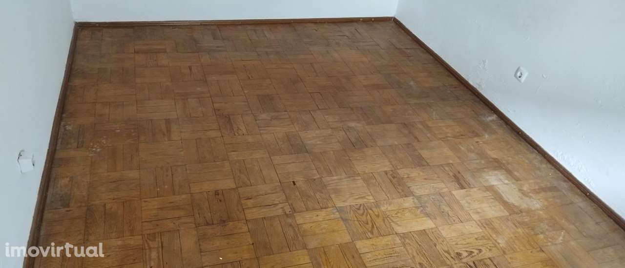 Andar de Moradia T2 com Pátio Privativo a 40 min de Lisboa. - Grande imagem: 3/16