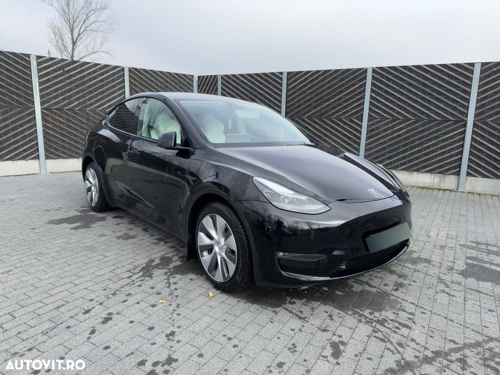 Tesla Model Y Long Range AWD - 3