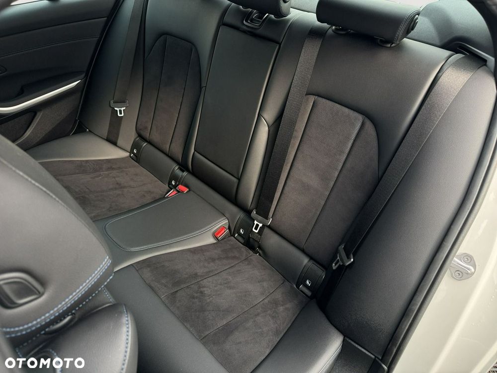 BMW Seria 3 318i M Sport - 23