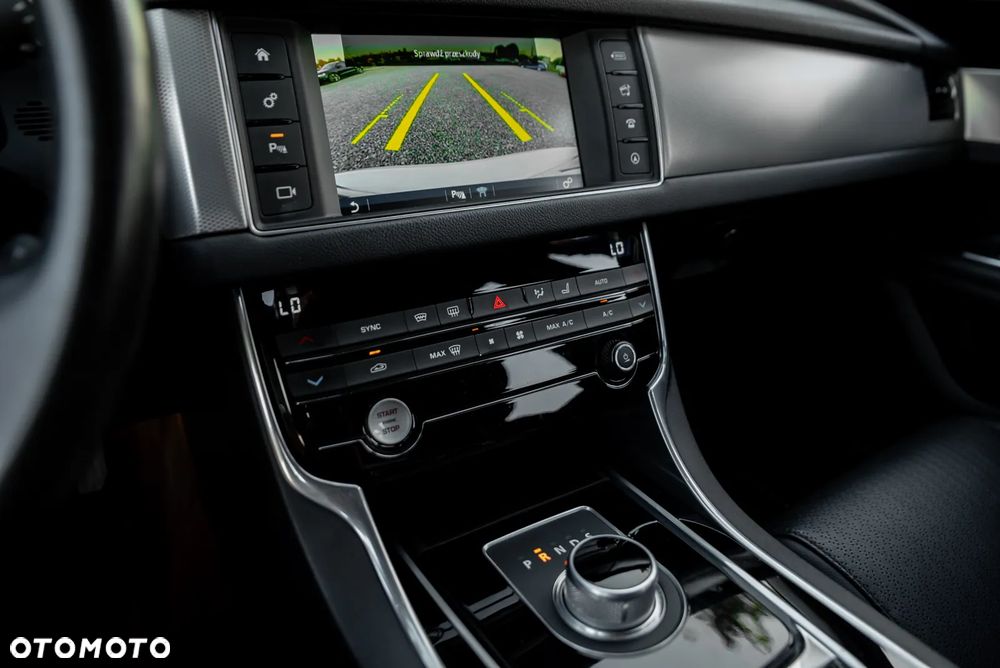 Jaguar XF 20d Prestige - 38