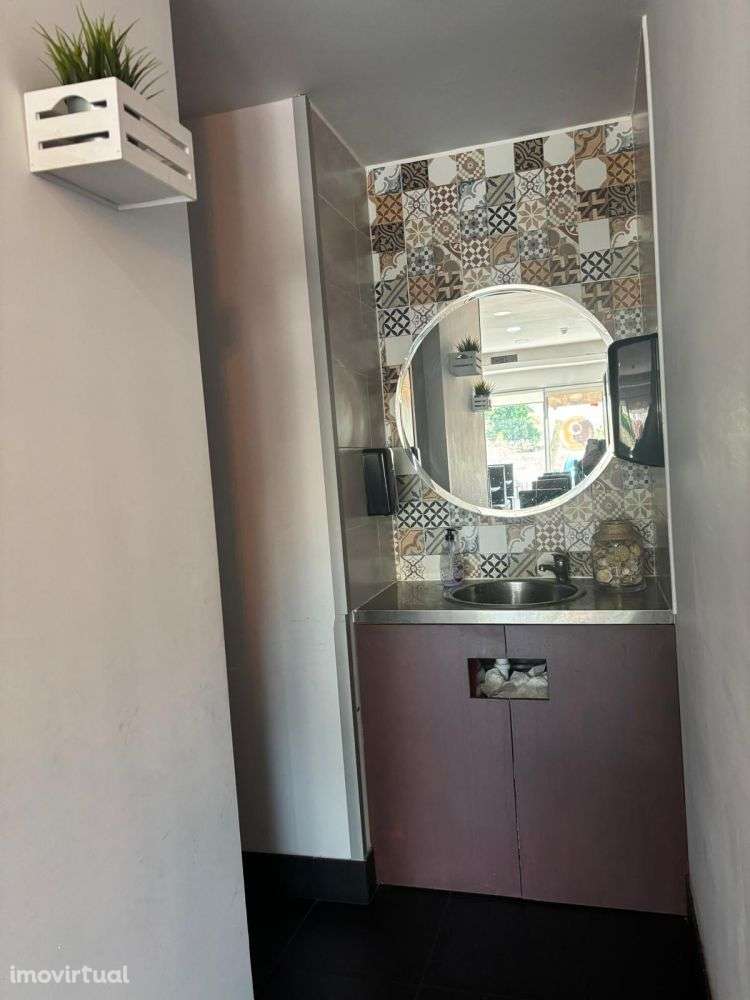 Trespasse de café com esplanada próximo ao Centro da Maia. - Grande imagem: 3/10