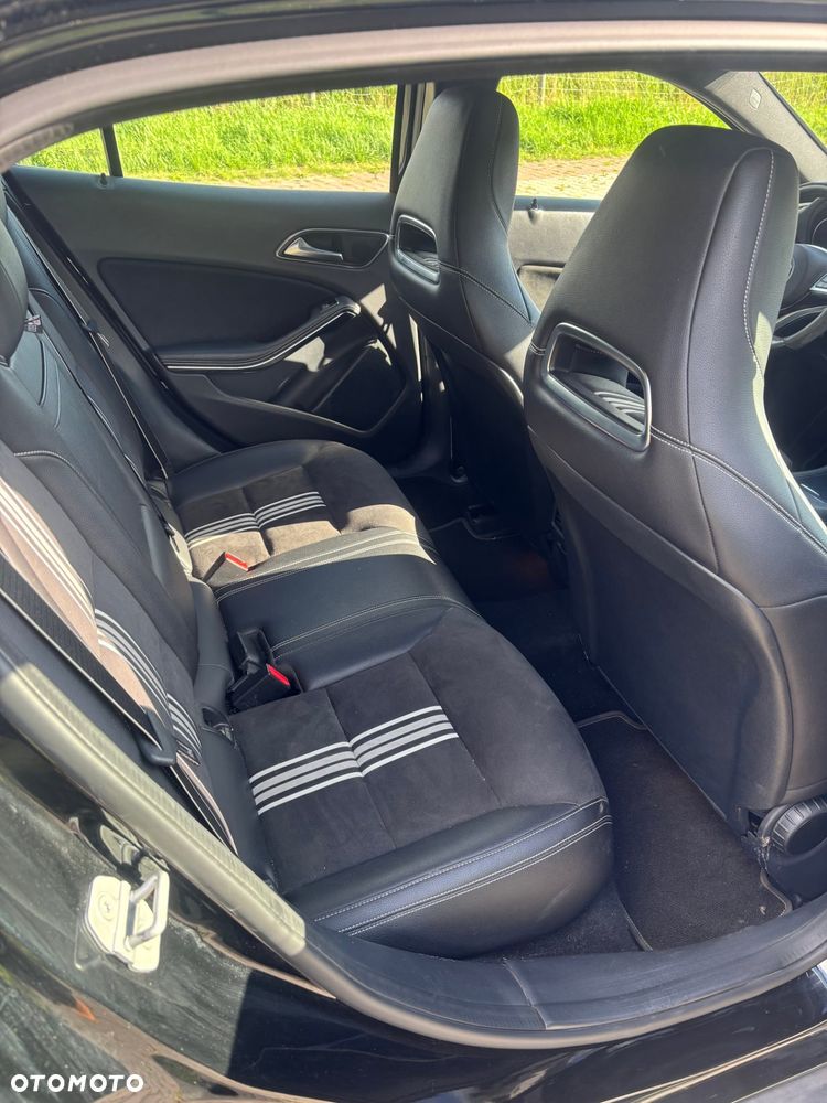 Mercedes-Benz GLA 200 7G-DCT - 12