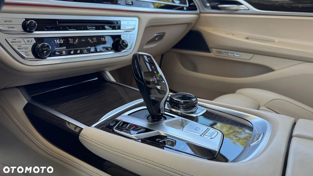 BMW Seria 7 750Li xDrive - 24