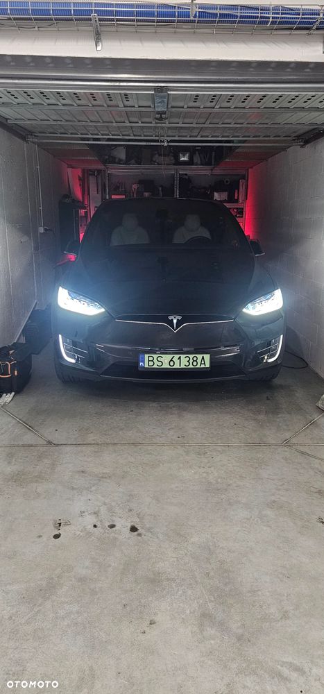 Tesla Model X - 16
