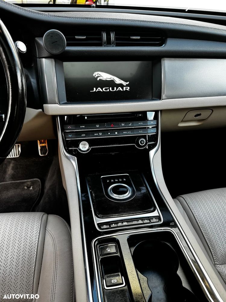 Jaguar XF 20d AWD Prestige - 19