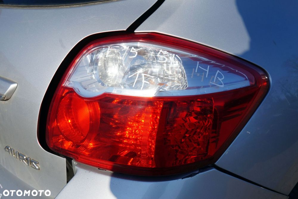 LAMPA TYLNA PRAWA AURIS E15 I LIFT 5D HB 81551-02550 TOYOTA 2009-2013 - 1