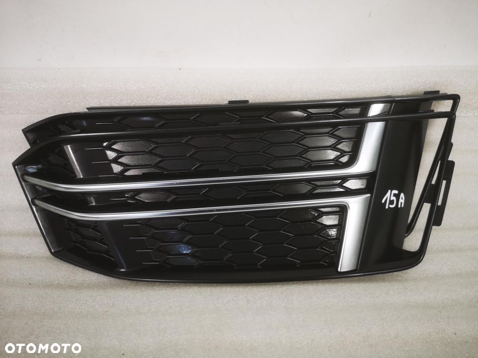 AUDI A4 B9 S-LINE 15- PRAWA BOCZNA KRATKA ZDERZAKA PRZEDNIEGO PRZÓD 8W0807682 F / 8W0807682F NR AUKCJI 2S/15 - 1