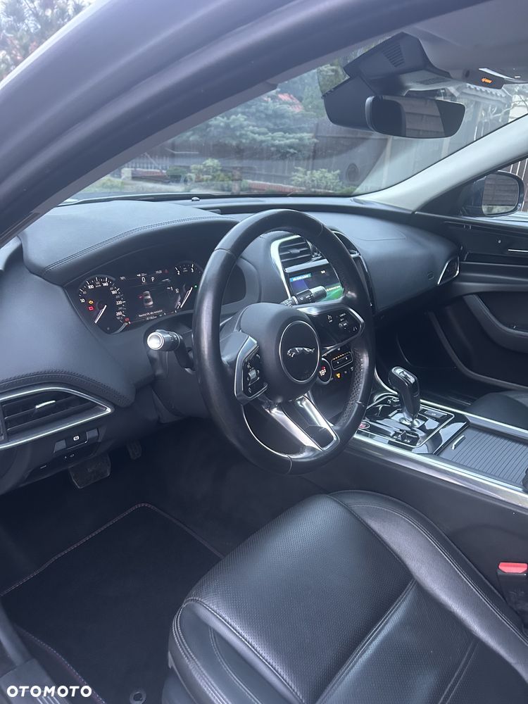 Jaguar XE 20d Prestige - 16