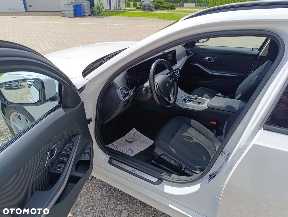 BMW Seria 3 320d xDrive mHEV - 17