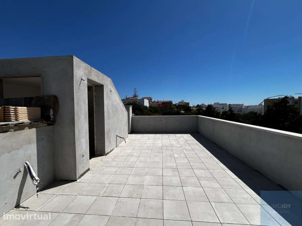 Moradia V3 + 1 Com Vista Rio no Parchal, Lagoa - Grande imagem: 2/27
