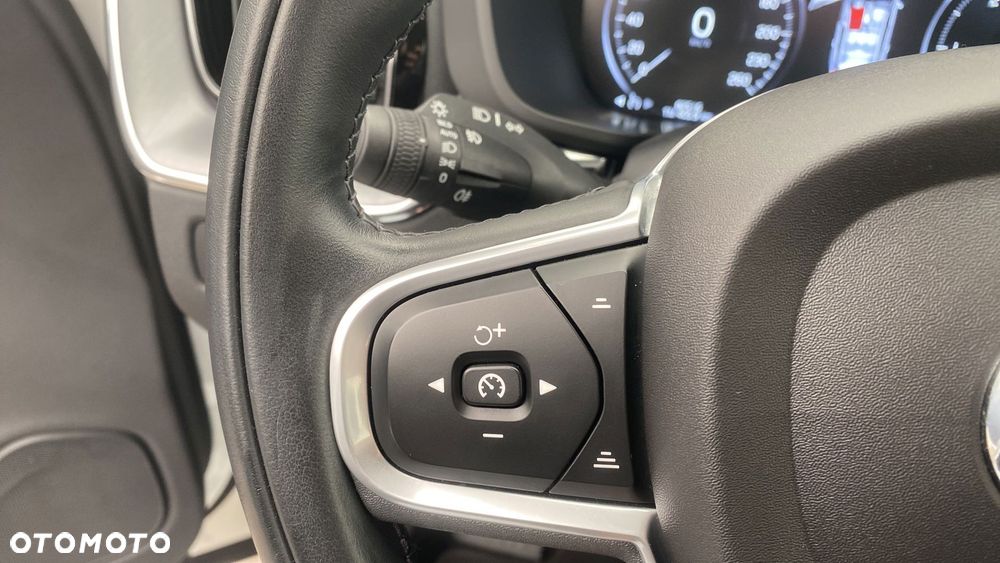 Volvo XC 60 B4 D AWD Momentum Pro - 21