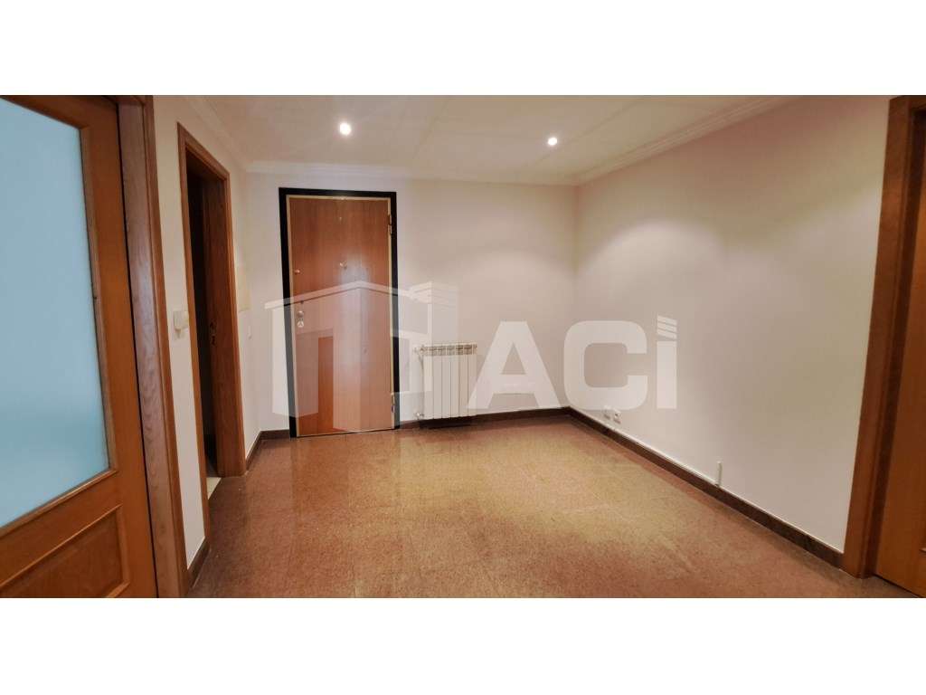 Apartamento T3- Edifício Vale de Lobos. junto ao Mc Donald's da Gui... - Grande imagem: 4/25