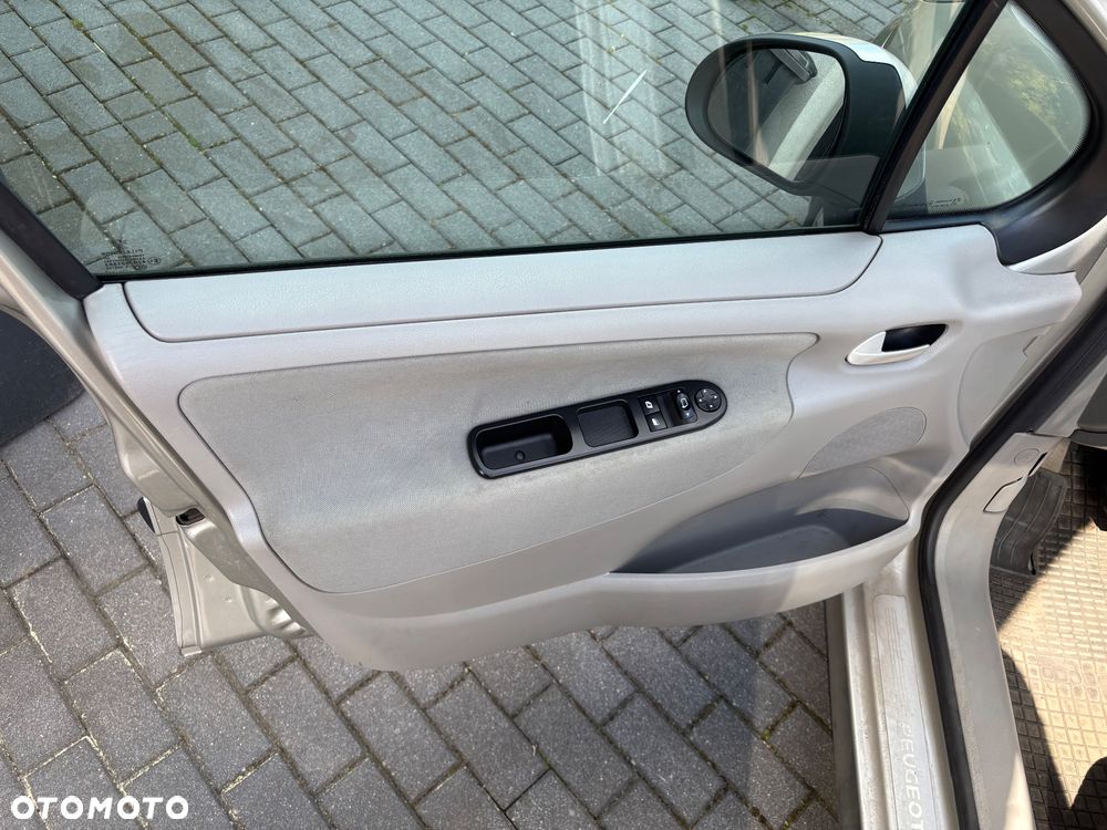 Peugeot 207 1.4 16V Presence - 11