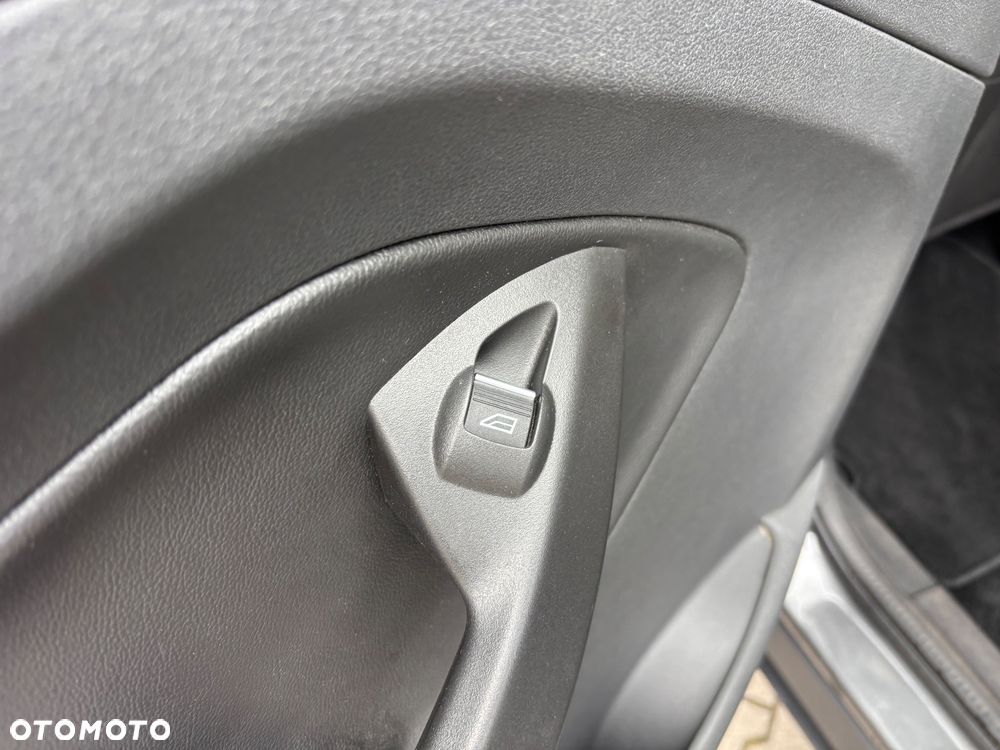 Ford Kuga 2.0 TDCi 2x4 Titanium - 38