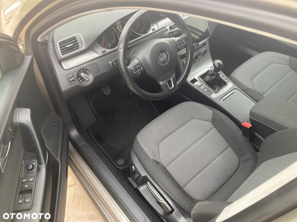 Volkswagen Passat 2.0 TDI DPF BlueMotion Technology Highline - 9