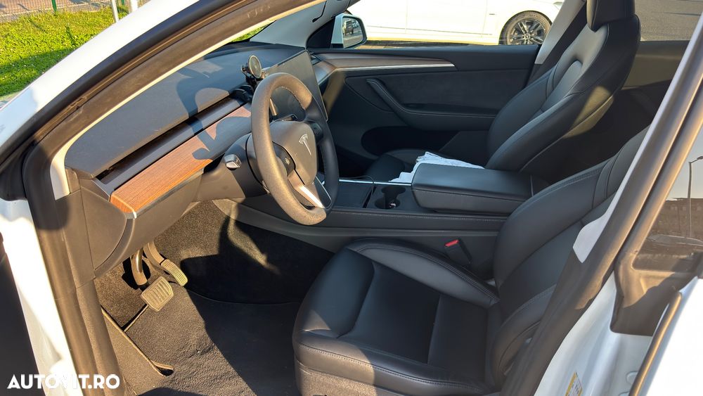 Tesla Model Y - 11