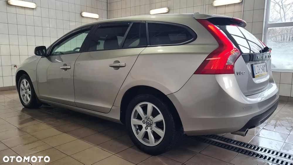 Volvo V60 D5 AWD R-Design Momentum - 4