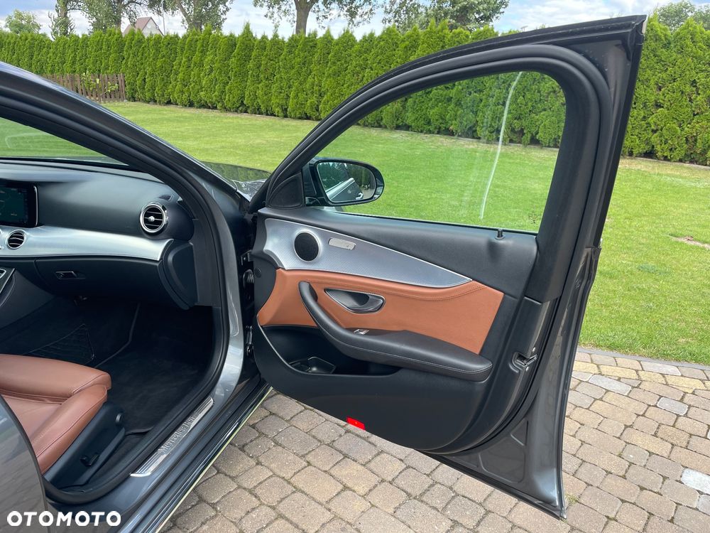 Mercedes-Benz Klasa E 200 4Matic 9G-TRONIC - 16