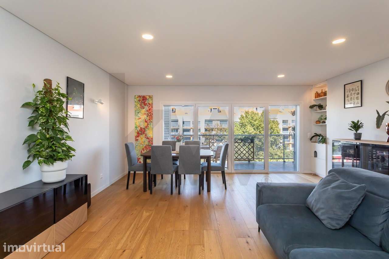 Apartamento T3 Como Novo com Garagem Box e Varandas – Montijo