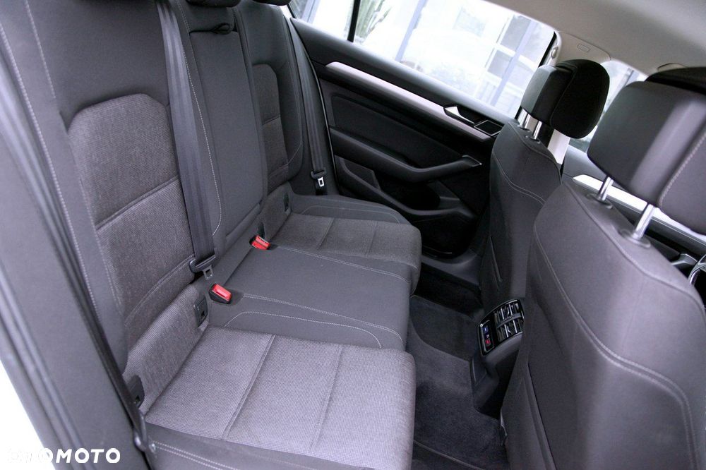 Volkswagen Passat - 20