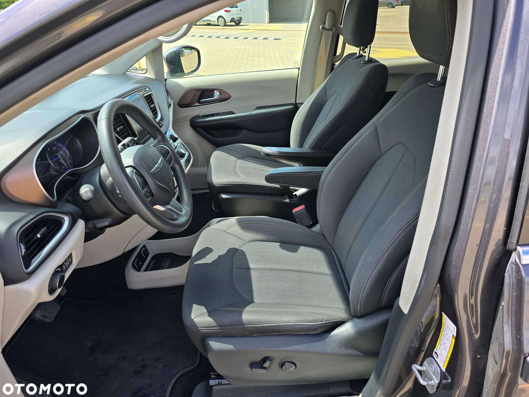 Chrysler Pacifica - 16