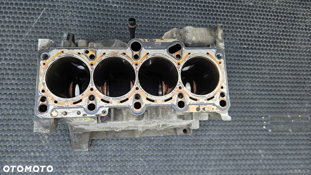 Blok 06D103023 BBBBB Dół Silnik Cylindry Panewki Mocowanie Wału 2.0 FSI AWA Audi A4 B6 B7 VW - 2