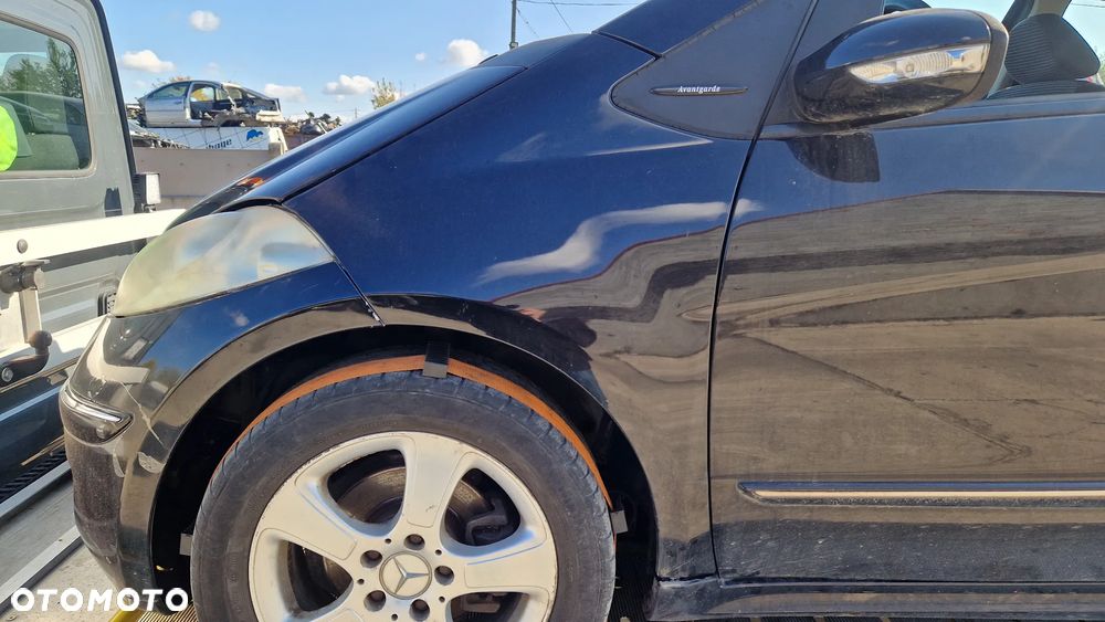 MERCEDES A KLASA W169 BŁOTNIK LEWY PRZÓD 696