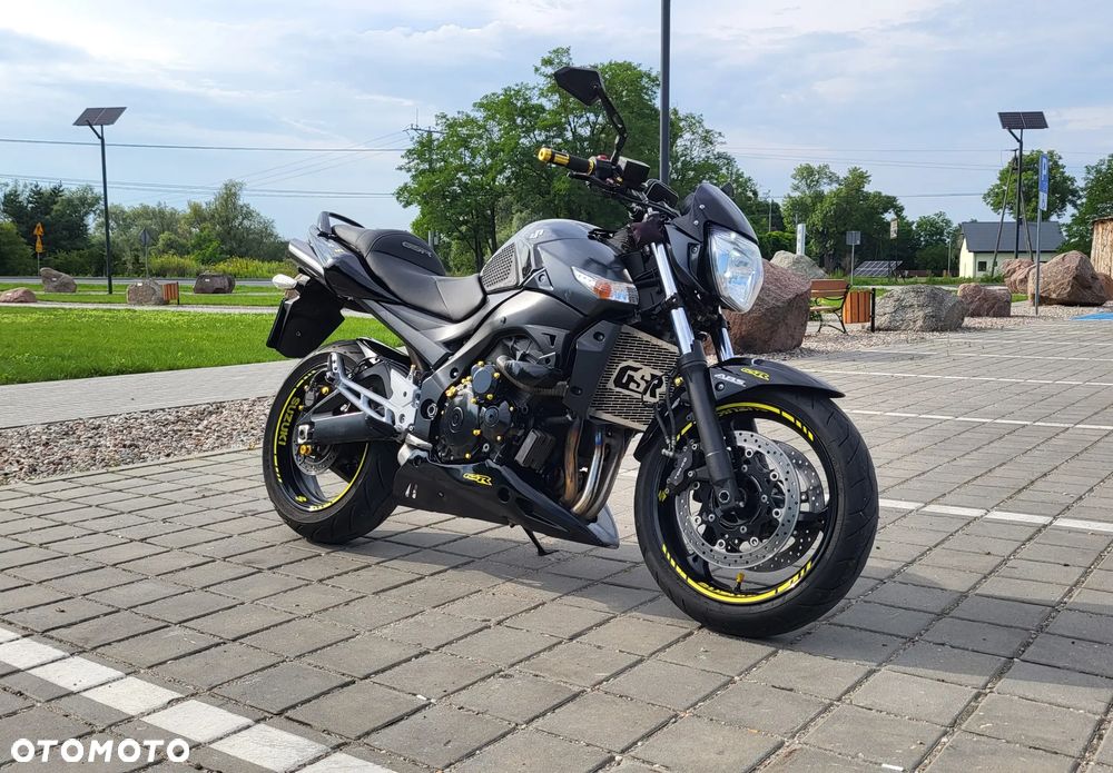 Suzuki GSR - 2