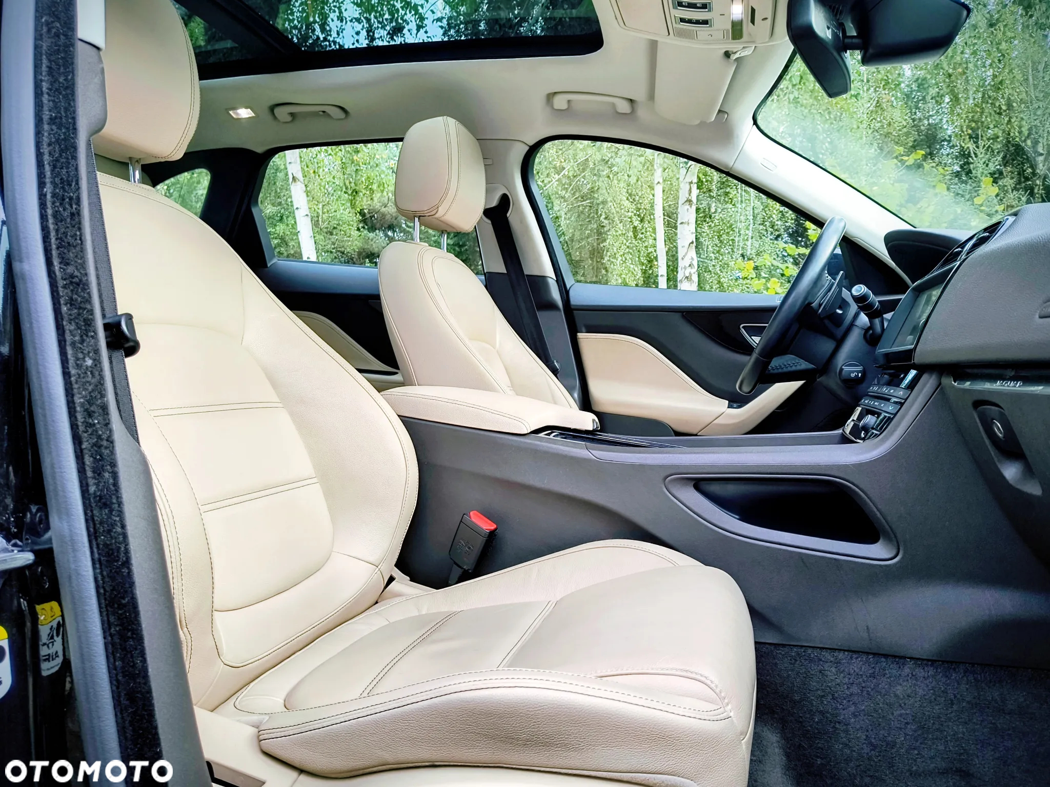 Jaguar F-Pace 25t AWD R-Sport - 11