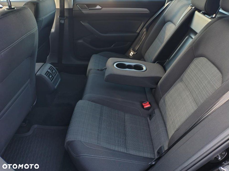 Volkswagen Passat - 11
