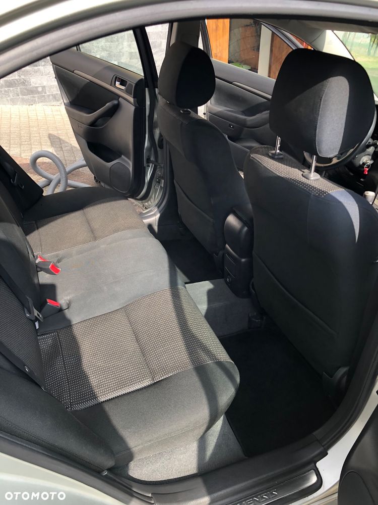 Toyota Avensis 2.0 D-4D - 11