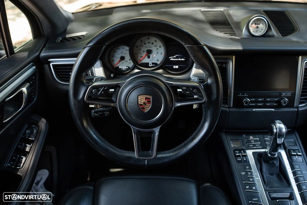 Porsche Macan Turbo - 34