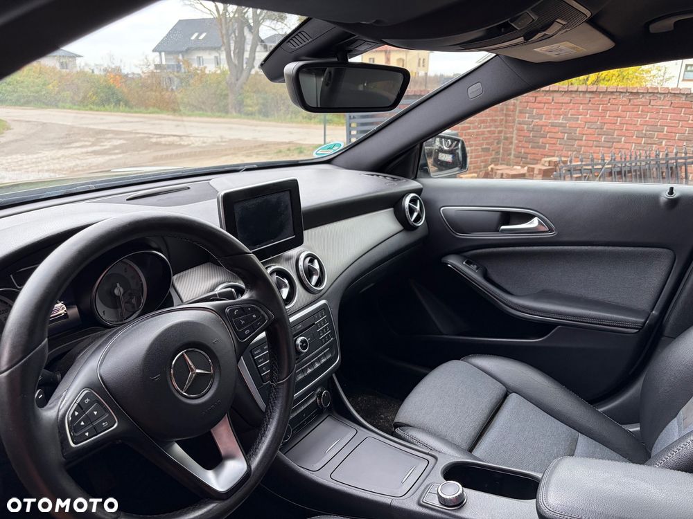 Mercedes-Benz GLA 180 d 7G-DCT - 4