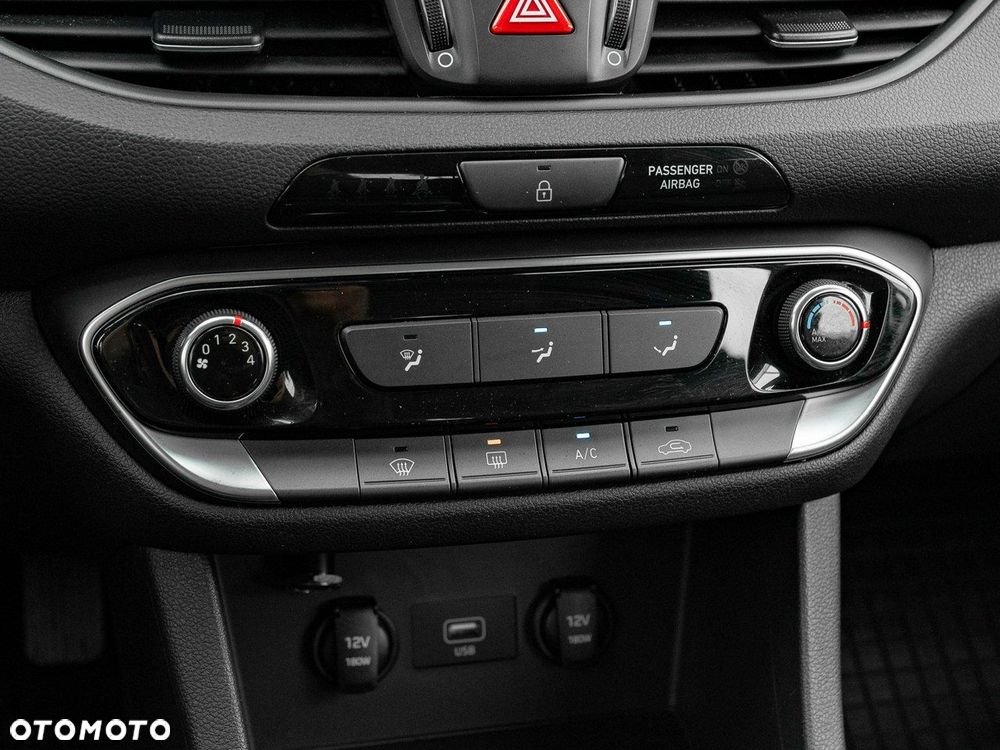 Hyundai i30 1.5 DPI Classic + - 17