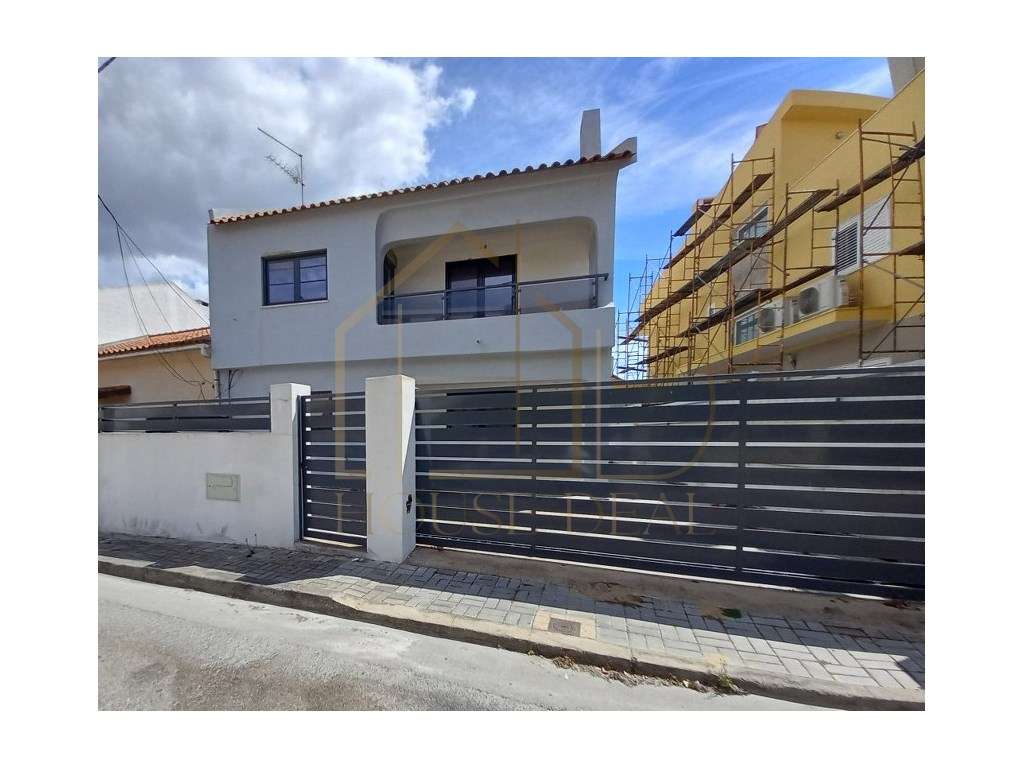EXCELENTE! Moradia T5 com Parqueamento. Foros de Amora
