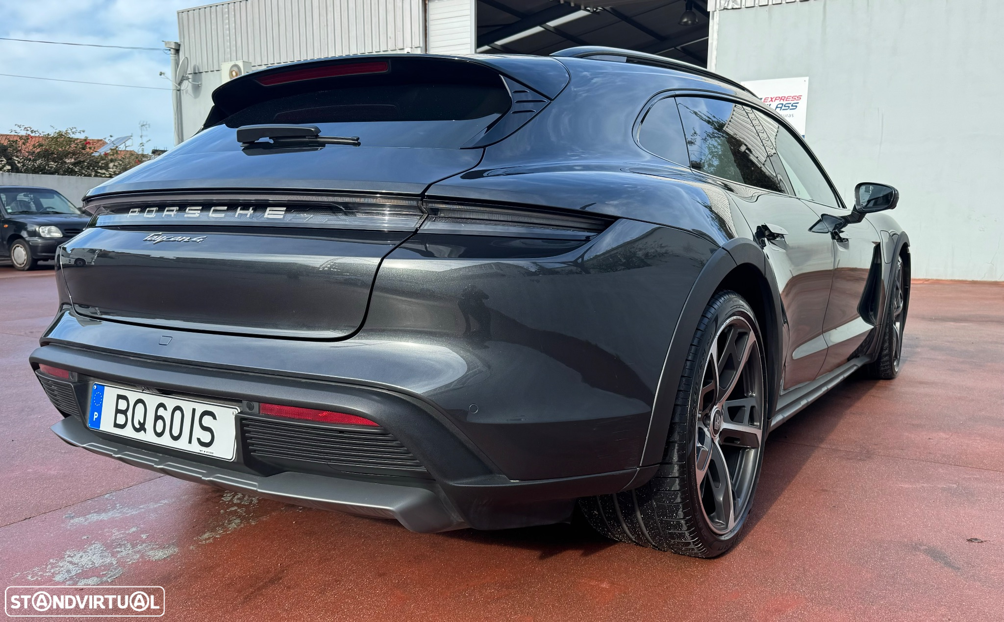 Porsche Taycan Cross Turismo 4 - 16