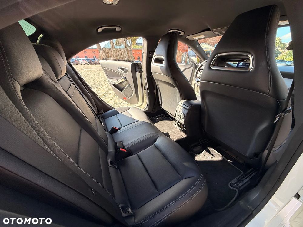 Mercedes-Benz CLA 250 7G-DCT Urban - 19