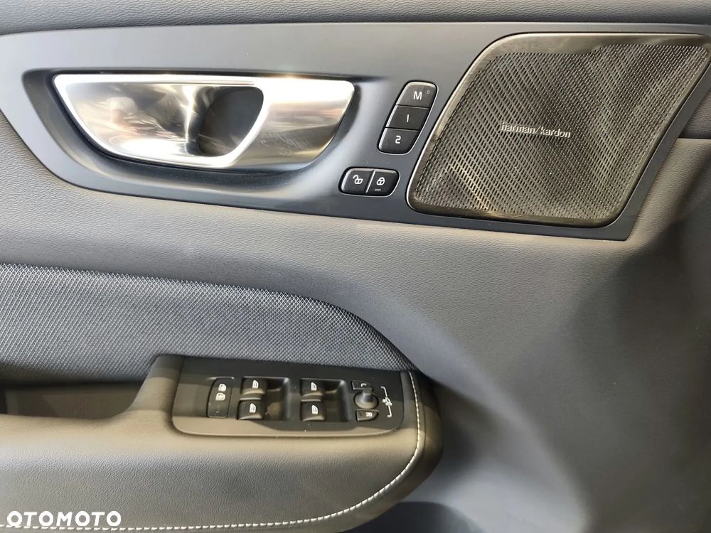 Volvo XC 60 T6 Plug-In Hybrid AWD Plus Black Edition - 29