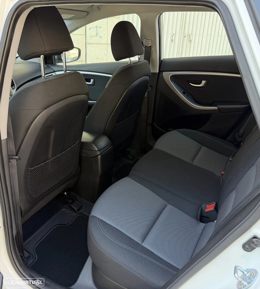 Hyundai i30 SW 1.6 CRDi Comfort+Navi - 25