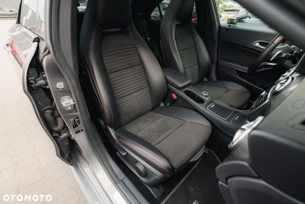 Mercedes-Benz CLA 220 4-Matic AMG Line - 16