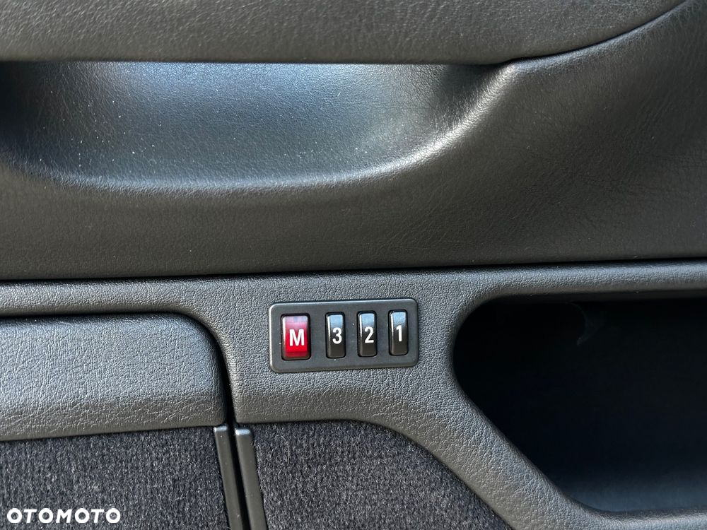 BMW Seria 7 735i - 25