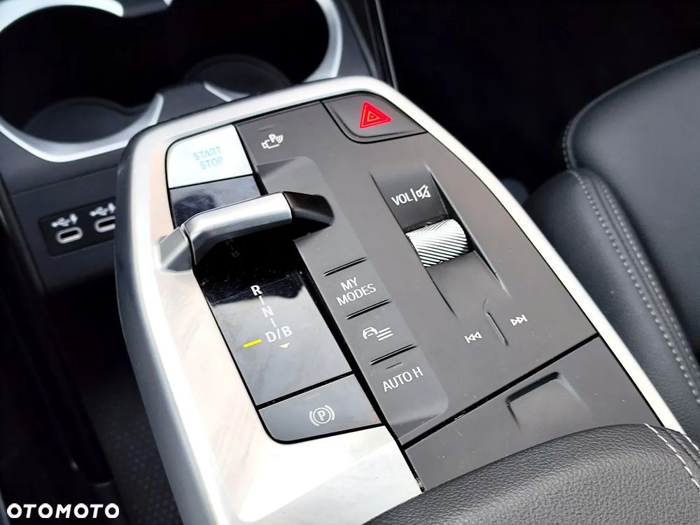 BMW iX1 xDrive30 66.5kWh M Sport - 12