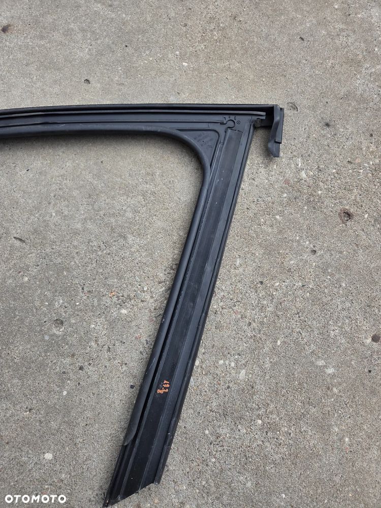 Uszczelka drzwi prawych przednich Citroen C3 III  9813201880 - 8