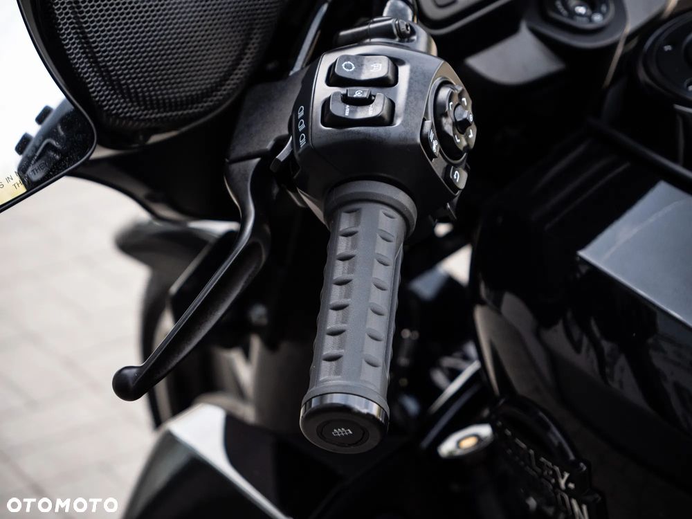 Harley-Davidson Touring Street Glide - 25